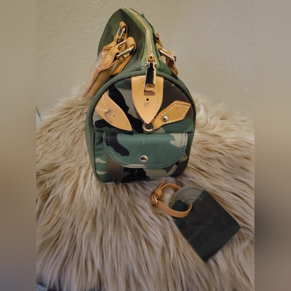 (NWT) Camouflage Handbag with Tan Accents - Picture 3 of 4